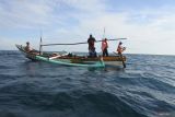 Sejumlah peserta menaiki perahu saat mengikuti lomba memancing Fishing Camp 2024 di Pantai Sijile, Desa Sumberwaru, Banyuputih, Situbondo, Jawa Timur, Minggu (30/6/2024). Sebanyak 320 orang peserta lomba yang terbagi menjadi 80 tim mengikuti lomba memancing untuk mengenalkan dan menarik wisatawan datang ke objek wisata bahari Merak Baluran. Antara Jatim/Seno/um