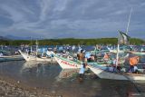 Sejumlah peserta menaiki perahu saat mengikuti lomba memancing Fishing Camp 2024 di Pantai Sijile, Desa Sumberwaru, Banyuputih, Situbondo, Jawa Timur, Minggu (30/6/2024). Sebanyak 320 orang peserta lomba yang terbagi menjadi 80 tim mengikuti lomba memancing untuk mengenalkan dan menarik wisatawan datang ke objek wisata bahari Merak Baluran. Antara Jatim/Seno/um