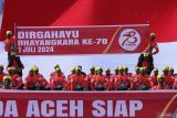 Personel Brimob Polda Aceh menampilkan atraksi saat peringatan HUT ke-78 Bhayangkara di Mapolda Aceh, Banda Aceh, Aceh, Senin (1/7/2024). HUT ke-78 Bhayangkara mengangkat tema Polri presisi mendukung percepatan transformasi ekonomi yang inklusif dan berkelanjutan menuju Indonesia Emas. ANTARA FOTO/Khalis Surry