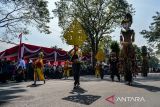 Iring-iringan seni tari tampil saat Festival HUT Bhayangkara di Bandung, Jawa Barat, Senin (1/7/2024). Pemerintah Provinsi Jawa Barat bersama Polda Jabar menggelar Festival HUT ke-78 Bhayangkara yang menampilkan tarian kebudayaan khas Jawa Barat serta iring-iringan kendaraan tempur dan komunitas kendaraan yang ada di Kota Bandung. ANTARA FOTO/Raisan Al Farisi /agr