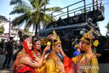 Penari bersiap sebelum mengikuti Festival HUT Bhayangkara yang digelar di Bandung, Jawa Barat, Senin (1/7/2024). Pemerintah Provinsi Jawa Barat bersama Polda Jabar menggelar Festival HUT ke-78 Bhayangkara yang menampilkan tarian kebudayaan khas Jawa Barat serta iring-iringan kendaraan tempur dan komunitas kendaraan yang ada di Kota Bandung. ANTARA FOTO/Raisan Al Farisi /agr