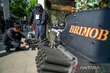 Anggota Brimob Polda Jabar menunjukan alat robotik pada pameran alutsista yang dipamerkan di Lapangan Gasibu,  Bandung, Jawa Barat, Senin (1/7/2024). Polda Jabar menggelar pameran alutsista dari berbagai divisi yang menampilkan kecanggihan teknologi alat tempur serta digelar dalam rangka HUT ke-78 Bhayangkara. ANTARA FOTO/Raisan Al Farisi/agr
