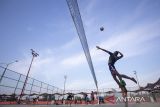 Atlet voli pasir putra Jawa Barat Yoga Hardiansyah melakukan smes saat latihan di Sport Center, Indramayu, Jawa Barat, Senin (1/7/2024). Tim voli pasir Jawa Barat melakukan pemusatan latihan secara intensif menjelang PON XXI Aceh - Sumut 2024. ANTARA FOTO/Dedhez Anggara/agr