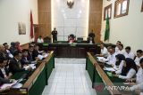 Hakim tunggal Eman Sulaeman (tengah) memimpin sidang gugatan praperadilan Pegi Setiawan di Pengadilan Negeri Bandung, Jawa Barat, Senin (1/7/2024). Sidang praperadilan tersebut mengagendakan mendengarkan pembacaan gugatan pemohon dari tim kuasa hukum Pegi Setiawan terkait penetapan tersangka Pegi Setiawan oleh penyidik Polda Jabar terhadap kasus pembunuhan Vina dan Eky di Cirebon pada tahun 2016 silam. ANTARA FOTO/Novrian Arbi/agr