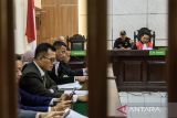 Pemohon dari Tim Kuasa Hukum Pegi Setiawan membacakan gugatan saat sidang gugatan praperadilan Pegi Setiawan di Pengadilan Negeri Bandung, Jawa Barat, Senin (1/7/2024). Sidang praperadilan tersebut mengagendakan mendengarkan pembacaan gugatan pemohon dari tim kuasa hukum Pegi Setiawan terkait penetapan tersangka Pegi Setiawan oleh penyidik Polda Jabar terhadap kasus pembunuhan Vina dan Eky di Cirebon pada tahun 2016 silam. ANTARA FOTO/Novrian Arbi/agr