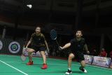 Pebulutangkis Indonesia Muhammad Juan Elghifani (kanan) disaksikan rekannya Elizabeth Jovita (kiri) berusaha mengembalikkan kok ke arah lawannya pasangan pebulutangkis Malaysia Wee Yee Hern dan Ng Qi Xuan dalam final badminton ganda campuran Asean Universiy Games di Graha Cakrawala, Universitas Negeri Malang (UM), Jawa Timur, Selasa (2/7/2024). Antara Jatim/Ari Bowo Sucipto/um 