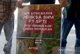 Sejumlah mahasiswa yang tergabung dalam Aliansi Mahasiswa dan Pemuda  Subussalam (AMPES) membentangkan poster dan spanduk saat menggelar aksi lingkungan di kantor Gubernur Aceh, Banda Aceh, Selasa (2/7/2024).  Aliansi Mahasiswa dan Pemuda  itu mendesak pemerintah Aceh dan Badan Pertanahan Nasional melakukan tindakan hukum dan mencabut izin salah satu perusahaan sawit di wilayah Kota Subussalam, provinsi Aceh yang membuka lahan sawit seluas 1.655 hektare , termasuk di dalamnya hutan lindung  karena berdampak pada kerusakan lingkungan, berupa pencemaran sumber air untuk masyarakat. ANTARA FOTO/Ampelsa