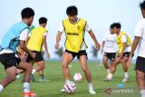 Pesepak bola asal Jepang Mitsuru Maruoka (tengah) yang menjadi pemain baru Bali United mengikuti latihan perdana di Training Center Bali United, Pantai Purnama, Gianyar, Bali, Selasa (2/7/2024). Tim Bali United mulai melakukan latihan perdananya menjelang kompetisi Liga 1 2024/2025. ANTARA FOTO/Fikri Yusuf/wsj.