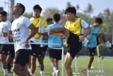 Pesepak bola asal Jepang Mitsuru Maruoka (kanan) yang menjadi pemain baru Bali United mengikuti latihan perdana di Training Center Bali United, Pantai Purnama, Gianyar, Bali, Selasa (2/7/2024). Tim Bali United mulai melakukan latihan perdananya menjelang kompetisi Liga 1 2024/2025. ANTARA FOTO/Fikri Yusuf/wsj.