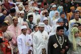 Sejumlah pasangan pengantin berjalan menuju Balai Kota Surabaya saat nikah massal di Surabaya, Jawa Timur, Selasa (2/7/2024). Pemkot Surabaya menggelar sidang isbat nikah massal sekaligus resepsi bagi 330 pasangan pengantin dari berbagai golongan umur. Antara Jatim/Didik Suhartono/um