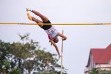 Pelompat galah Indonesia Beby Alya Putri melakukan lompatan pada final lompat galah putri ASEAN University Games (AUG) 2024 di Lapangan Atletik UNESA, Surabaya, Jawa Timur, Selasa (2/7/2024). Beby dan rekan senegaranya Diva Renata meraih medali emas dan perak dengan ketinggian lompatan 3,90 meter dan 4,17 meter. Antara Jatim/Rizal Hanafi/um