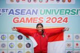 Pelompat galah Indonesia Diva Renata mengibarkan bendera Merah Putih saat penyerahan medali seusai final lompat galah putri ASEAN University Games (AUG) 2024 di Lapangan Atletik UNESA, Surabaya, Jawa Timur, Selasa (2/7/2024). Diva dan rekan senegaranya Beby Alya Putri meraih medali emas dan perak dengan ketinggian lompatan 4,17 meter dan 3,90 meter. Antara Jatim/Rizal Hanafi/um