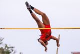 Pelompat galah Indonesia Diva Renata melakukan lompatan pada final lompat galah putri ASEAN University Games (AUG) 2024 di Lapangan Atletik UNESA, Surabaya, Jawa Timur, Selasa (2/7/2024). Diva dan rekan senegaranya Beby Alya Putri meraih medali emas dan perak dengan ketinggian lompatan 4,17 meter dan 3,90 meter. Antara Jatim/Rizal Hanafi/um