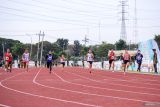 Pelari Indonesia Tyas Murtiningsih (keempat kanan) dan Dina Aulia (kedua kiri) beradu cepat dengan pelari dari negara lain pada final 100 meter putri ASEAN University Games (AUG) 2024 di Lapangan Atletik UNESA, Surabaya, Jawa Timur, Selasa (2/7/2024). Tyas dan Aulia meraih medali perak dan perunggu dengan catatan waktu 11,901 detik dan 11,903 detik. Antara Jatim/Rizal Hanafi/um