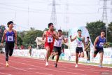 Pelari Indonesia Lalu Muhammad Zohri (kedua kiri) dan Jaelani Fatah Sidik (kedua kanan) memasuki garis finis pada final 100 meter putra ASEAN University Games (AUG) 2024 di Lapangan Atletik UNESA, Surabaya, Jawa Timur, Selasa (2/7/2024). Zohri dan Fatah meraih medali emas dan perunggu dengan catatan waktu 10,19 detik dan 10,59 detik. Antara Jatim/Rizal Hanafi/um