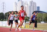 Pelari Indonesia Lalu Muhammad Zohri (kedua kanan) dan Jaelani Fatah Sidik (kiri) memasuki garis finis pada final 100 meter putra ASEAN University Games (AUG) 2024 di Lapangan Atletik UNESA, Surabaya, Jawa Timur, Selasa (2/7/2024). Zohri dan Fatah meraih medali emas dan perunggu dengan catatan waktu 10,19 detik dan 10,59 detik. Antara Jatim/Rizal Hanafi/um