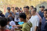 Wapres terpilih Gibran membagikan susu- buku di kampung padat Jakarta Selatan