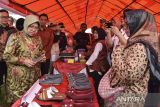 Menteri Sosial Tri Rismaharini (kiri) meninjau stan UMKM milik keluarga penerima manfaat Program Keluarga Harapan (PKH) saat penyaluran bantuan program Atensi Kewirausahaan Warindo di Bale Kota Tasikmalaya, Jawa Barat, Rabu (3/7/2024). Mensos menyalurkan bantuan modal usaha 50 gerobak kepada keluarga penerima manfaat PKH di Kota dan Kabupaten Tasikmalaya untuk meningkatkan taraf ekonomi masyarakat. ANTARA FOTO/Adeng Bustomi/agr