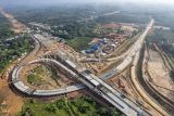 Foto udara suasana pembangunan jalan tol Bayung Lencir - Tempino (Baleno) Seksi 3 di Sebapo, Muaro Jambi, Jambi, Selasa (2/7/2024). Balai Pelaksanaan Jalan Nasional (BPJN) menyebutkan progres pembangunan Jalan Tol Trans Sumatera (JTTS) penghubung Jambi dengan Sumatera Selatan sepanjang 33 kilometer itu telah mencapai 85,4 persen dan ditargetkan selesai pada Agustus 2024 atau molor satu bulan dari target sebelumnya. ANTARA FOTO/Wahdi Septiawan/foc.