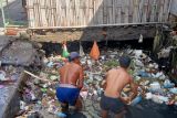 Dinas PUPR angkut enam ton sampah sisa banjir di Mataram