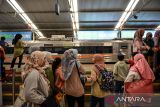 Penumpang menunggu kedatangan kereta api lokal di Stasiun Bandung, Jawa Barat, Rabu (4/7/2024). PT KAI Daop II Bandung mencatat adanya peningkatan jumlah penumpang yang bepergian saat libur sekolah sejak akhir Juni 2024 sebanyak 30 persen atau rata-rata 11.000 penumpang per hari dibandingkan sebelum libur sekolah sebanyak 8.000 penumpang perhari. ANTARA FOTO/Raisan Al Farisi/agr
