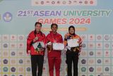 Atlet lompat jauh Indonesia Vinsensia Amjaram (tengah), atlet lompat jauh Vietnam Thanh Giang Hoang (kiri) dan atlet lompat jauh Malaysia Nurul ABN Abas (kanan) berfoto bersama usai pengalungan medali pada babak final lompat jauh putri ASEAN University Games (AUG) 2024) di Lapangan Atletik Unesa, Surabaya, Jawa Timur, Rabu (3/7/2024). Vinsensia Amjaram meraih medali emas dengan lompatan 6,14 meter. ANTARA Jatim/Moch Asim/um.