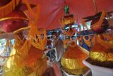Pekerja menyelesaikan pembuatan aksesoris pucuk menara Tabut jelang festival Tabut di Kota Bengkulu, Bengkulu, Selasa (2/7/2024). Menurut pekerja sejak satu bulan sebelum pelaksanaan festival itu warga sudah memesan menara Tabut dengan harga Rp30 sampai 40 juta per buah. ANTARA FOTO/Muhammad Izfaldi/nym.