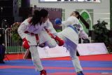 Atlet karate Indonesia Ceyco Georgia Zefanya H (kanan) berhasil meraih angka dengan menendang atlet karate Thailand Penpisut Namkhao (kanan) dalam laga final cabang olahraga karate kumite putri dibawah 68 kilogram ASEAN University Games 2024 di Gedung Bundar Unisma, Universitas Islam Malang (Unisma), Malang, Jawa Timur, Kamis (4/7/2024). Kontingen Indonesia cabang olahraga karate  berhasil meraih total enam medali emas, tiga medali perak dan dua medali perunggu dalam ajang ASEAN University Games 2024. Antara Jatim/Irfan Sumanjaya/um