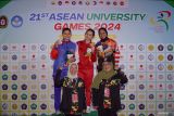 Sejumlah atlet karate kontingen Indonesia berpose usai pengalungan dalam laga ASEAN University Games 2024 di Gedung Bundar Unisma, Universitas Islam Malang (Unisma), Malang, Jawa Timur, Kamis (4/7/2024). Kontingen Indonesia cabang olahraga karate  berhasil meraih total enam medali emas, tiga medali perak dan dua medali perunggu dalam ajang ASEAN University Games 2024. Antara Jatim/Irfan Sumanjaya/um