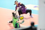 Pevoli putri Jakarta BIN Kara Jane Bejema (kiri) berusaha mengembalikan bola ke arah tim Jakarta Pertamina Enduro pada pertandingan Final Four PLN Mobile Proliga 2024 di GOR Bung Tomo, Surabaya, Jawa Timur, Kamis (4/7/2024). Jakarta Pertamina Enduro menang atas Jakarta BIN dengan skor 3-1 (25-23, 25-23, 22-25, dan 25-22). Antara Jatim/Rizal Hanafi/um