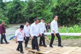 Mentan mendampingi Presiden Jokowi tinjau pompanisasi di Bantaeng
