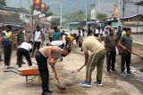 TNI-Polri bersihkan tanah dan lumpur tutupi jalan di Matim