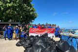 Polisi dan warga kumpulkan  42 kantong  sampah pada aksi bersih pantai