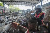 Pekerja memilah sampah di area pemilahan Tempat Pembuangan Akhir (TPA) Talang Gulo, Jambi, Kamis (4/7/2024). TPA Talang Gulo merupakan salah satu TPA di Indonesia yang telah menerapkan sistem sanitary landfill atau penimbunan sampah di tempat cekung yang ramah lingkungan dan minim pencemaran melalui kerja sama Indonesia-Jerman sejak 2021 dengan penerimaan sampah rata-rata per hari 350 ton. ANTARA FOTO/Wahdi Septiawan/tom.