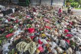 Pekerja memilah sampah di area pemilahan Tempat Pembuangan Akhir (TPA) Talang Gulo, Jambi, Kamis (4/7/2024). TPA Talang Gulo merupakan salah satu TPA di Indonesia yang telah menerapkan sistem sanitary landfill atau penimbunan sampah di tempat cekung yang ramah lingkungan dan minim pencemaran melalui kerja sama Indonesia-Jerman sejak 2021 dengan penerimaan sampah rata-rata per hari 350 ton. ANTARA FOTO/Wahdi Septiawan/tom.