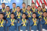 Sejumlah Taruna Akademi Angkatan Laut (AAL) berpose saat Penutupan Pendidikan (Tupdik) dan Wisuda Sarjana Taruna Akademi TNI Angkatan Laut Angkatan ke-69 Tahun 2024 di Gedung Maspardi, AAL, Bumimoro, Surabaya, Jawa Timur, Jumat (5/7/2024). Akademi Angkatan Laut (AAL) mewisuda 129 Taruna AAL Angkatan ke-69, yang terdiri dari 58 orang Korps Pelaut, 21 orang Korps Teknik, 21 orang Korps Elektronika, 16 orang Korps Suplai dan 13 orang Korps Marinir. Antara Jatim/Didik Suhartono/um 