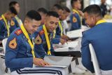 Sejumlah Taruna Akademi Angkatan Laut (AAL) mengamati ijazah mereka saat Penutupan Pendidikan (Tupdik) dan Wisuda Sarjana Taruna Akademi TNI Angkatan Laut Angkatan ke-69 Tahun 2024 di Gedung Maspardi, AAL, Bumimoro, Surabaya, Jawa Timur, Jumat (5/7/2024). Akademi Angkatan Laut (AAL) mewisuda 129 Taruna AAL Angkatan ke-69, yang terdiri dari 58 orang Korps Pelaut, 21 orang Korps Teknik, 21 orang Korps Elektronika, 16 orang Korps Suplai dan 13 orang Korps Marinir. Antara Jatim/Didik Suhartono/um 