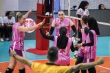 Tim putri Jakarta Popsivo Polwan melakukan selebrasi usai mencetak angka saat melawan tim Jakarta Pertamina Enduro pada pertandingan Final Four PLN Mobile Proliga 2024 di GOR Bung Tomo, Surabaya, Jawa Timur, Jumat (5/7/2024). Jakarta Popsivo Polwan menang atas Jakarta Pertamina Enduro dengan skor 3-1 (33-31, 17-25, 25-21, dan 25-18). Antara Jatim/Rizal Hanafi/um