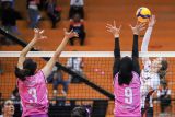 Pevoli putri Jakarta Pertamina Enduro Polina Shemanova (kanan) melakukan smes yang berusaha diblok pevoli putri Jakarta Popsivo Polwan Arsela Nuari (tengah) dan Reghina Fitrian (kiri) pada pertandingan Final Four PLN Mobile Proliga 2024 di GOR Bung Tomo, Surabaya, Jawa Timur, Jumat (5/7/2024). Jakarta Popsivo Polwan menang atas Jakarta Pertamina Enduro dengan skor 3-1 (33-31, 17-25, 25-21, dan 25-18). Antara Jatim/Rizal Hanafi/um