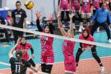 Pevoli putri Jakarta BIN Wilda Siti Nurfadhilah (tengah) dan Kara Jane Bejema (kanan) berusaha memblok smes pevoli putri Jakarta Electric PLN Katerina Vasilyevna Jidkova (kiri) pada pertandingan Final Four PLN Mobile Proliga 2024 di GOR Bung Tomo, Surabaya, Jawa Timur, Jumat (5/7/2024). Jakarta BIN menang atas Jakarta Electric PLN dengan skor 3-0 (25-21, 25-20, dan 25-22). Antara Jatim/Rizal Hanafi/um