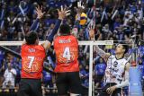 Pevoli putra Jakarta Lavani Allo Bank Electric Boy Arnes Arabi (kanan) melakukan smes yang berusaha diblok pevoli putra Jakarta Bhayangkara Presisi Daudi Okello (tengah) dan Yuda Mardiansyah (kiri) pada pertandingan Final Four PLN Mobile Proliga 2024 di GOR Bung Tomo, Surabaya, Jawa Timur, Jumat (5/7/2024). Jakarta Lavani Allo Bank Electric kalahkan Jakarta Bhayangkara Presisi skor 3-0 (25-17, 25-15, dan 25-20). Antara Jatim/Rizal Hanafi/um 