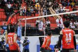 Pevoli putra Renan Jakarta Bhayangkara Presisi Daudi Okello (kiri) melakukan smes yang berusaha diblok pevoli putra Jakarta Lavani Allo Bank Electric Fahri Septian (tengah) dan M. Malizi (kedua kanan) pada pertandingan Final Four PLN Mobile Proliga 2024 di GOR Bung Tomo, Surabaya, Jawa Timur, Jumat (5/7/2024). Jakarta Lavani Allo Bank Electric kalahkan Jakarta Bhayangkara Presisi skor 3-0 (25-17, 25-15, dan 25-20). Antara Jatim/Rizal Hanafi/um 