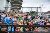 Warga menyaksikan karnaval kebudayaan saat pelaksanaan Asia Africa Festival 2024 di jalan Asia Afrika, Bandung, Jawa Barat, Sabtu (6/7/2024). Warga dan wisatawan di Kota Bandung memadati jalan Asia Afrika untuk menyaksikan kirab rangkaian peringatan Ke-69 Konferensi Asia Afrika yang juga mempunyai tujuan sebagai ajang memberikan daya dongkrak ekonomi dan pariwisata. ANTARA FOTO/Novrian Arbi/agr