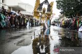 Peserta mengikuti karnaval kebudayaan saat pelaksanaan Asia Africa Festival 2024 di jalan Asia Afrika, Bandung, Jawa Barat, Sabtu (6/7/2024). Asia Africa Festival 2024 merupakan rangkaian peringatan peringatan 69 tahun Konferensi Asia Afrika beberapa waktu lalu dengan menampilkan keragaman budaya dan kostum sekaligus mengedepankan spirit untuk menyampaikan hak kemerdekaan bagi semua negara di Asia Afrika. ANTARA FOTO/Novrian Arbi/agr