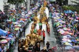 Peserta mengikuti karnaval kebudayaan saat pelaksanaan Asia Africa Festival 2024 di jalan Asia Afrika, Bandung, Jawa Barat, Sabtu (6/7/2024). Asia Africa Festival 2024 merupakan rangkaian peringatan peringatan 69 tahun Konferensi Asia Afrika beberapa waktu lalu dengan menampilkan keragaman budaya dan kostum sekaligus mengedepankan spirit untuk menyampaikan hak kemerdekaan bagi semua negara di Asia Afrika. ANTARA FOTO/Novrian Arbi/agr