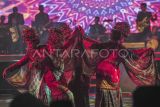 Penari mementaskan Parade Lenggak Lenggok dalam rangkaian pembukaan Festival Sungai Batanghari di RTH Putri Pinang Masak, Jambi, Jumat (5/7/2024). Festival Batanghari yang masuk dalam Karisma Event Nusantara (KEN) 2024 Kemenparekraf akan digelar mulai 5-8 Juli 2024 dengan menampilkan atraksi seni budaya khas daerah itu. ANTARA FOTO/Wahdi Septiawan/nz.