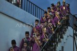 Peserta mengikuti Parade Tekuluk di RTH Putri Pinang Masak, Jambi, Jumat (5/7/2024). Parade yang diikuti puluhan peserta dari Komunitas Pencinta Tekuluk Jambi dan Bujang Gadis Muaro Jambi itu bertujuan mengampanyekan pelestarian tekuluk yang merupakan penutup kepala khas perempuan Melayu Jambi yang berdasarkan penelitian memiliki 98 jenis model dan nama. ANTARA FOTO/Wahdi Septiawan/rwa.