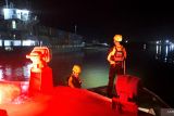 Tim SAR gabungan saat mengevakuasi ABK kapal KM Lintas Armada Nusantara yang mengalami kondisi tenggelam di alur dalam perairan pelabuhan Pangkalbalam, Minggu (7/6/2024). Sebanyak 13 orang ABK beserta nahkoda berhasil di selamatkan.
