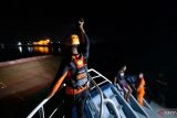 Tim SAR gabungan saat mengevakuasi ABK kapal KM Lintas Armada Nusantara yang mengalami kondisi tenggelam di alur dalam perairan pelabuhan Pangkalbalam, Minggu (7/6/2024). Sebanyak 13 orang ABK beserta nahkoda berhasil di selamatkan.