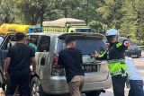 Polresta Padang sampaikan tips aman berkendara lewat Sitinjau Lauik